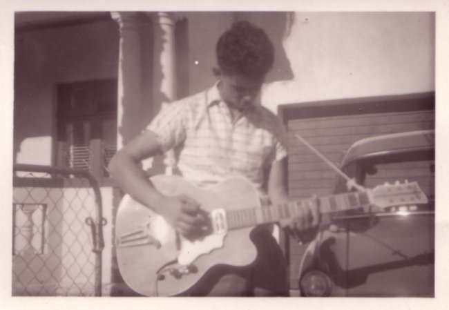 [1959-circa-mc-guitar-smith-str-ws.jpg]